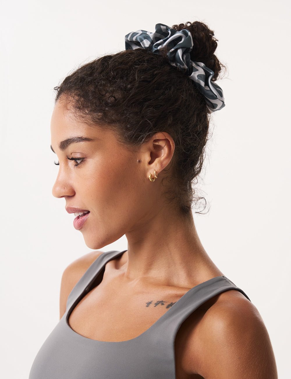 SOLA SCRUNCHIE - DOVE / SILVER-2