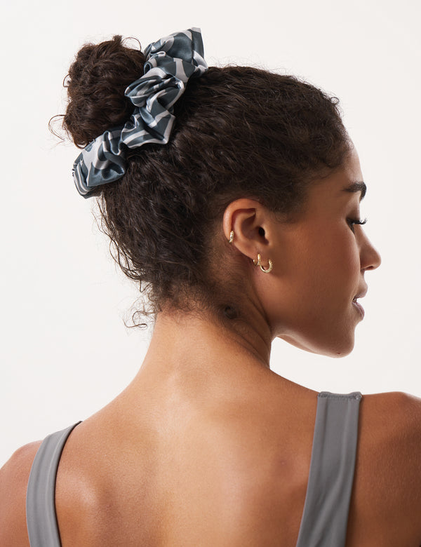 SOLA SCRUNCHIE - DOVE / SILVER